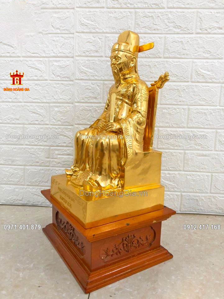 Tượng Nguyễn Trãi bằng đồng với độ bền chắc chắn cao, gia chủ an tâm sử dụng lâu dài